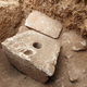 Un asiento de inodoro de piedra del siglo VII a. C.